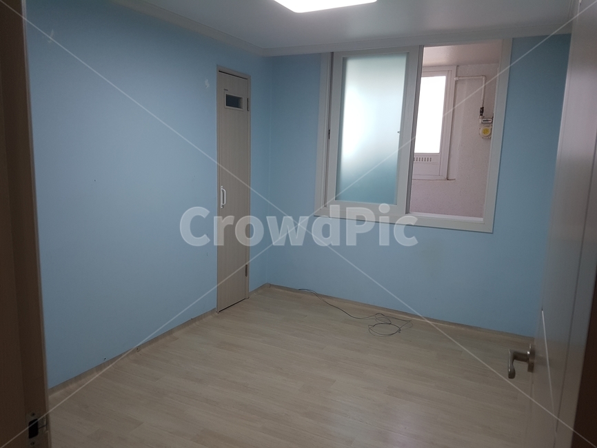 하늘색벽지,방,인테리어,가정집,붙박이장,인테리어,실내디자인,interior design