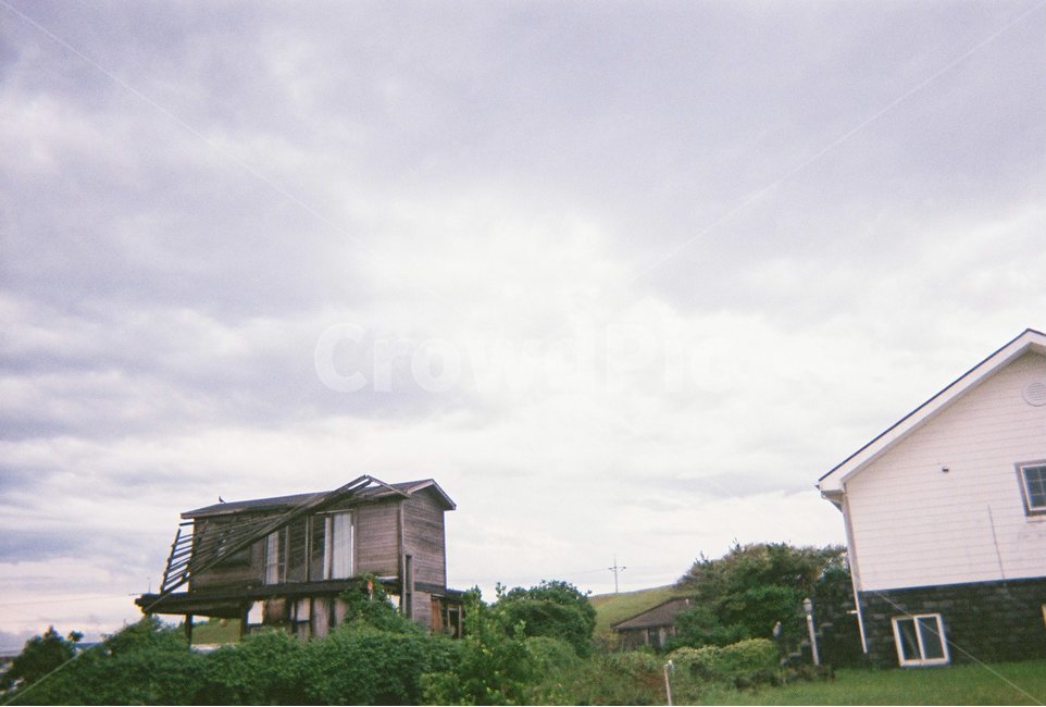 필름카메라,흐린하늘,뭉게구름,filmcamera,cloudy,집,house,나무집,자연,풍경,nature,landscape,building,건물,rural,농촌,outdoors,옥외
