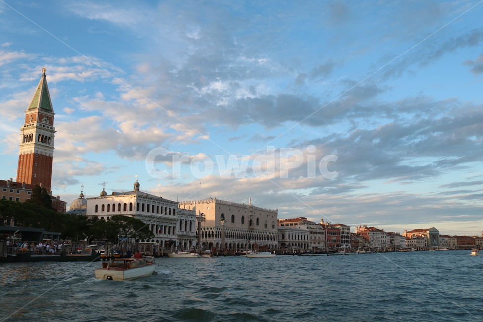vehicle,차량,watercraft,선박,교통,transportation,water,물,boat,보트,베네치아,venice,구름,낮,건물,유럽,이탈리아,해외,외국,세계,foreign,oversea,world