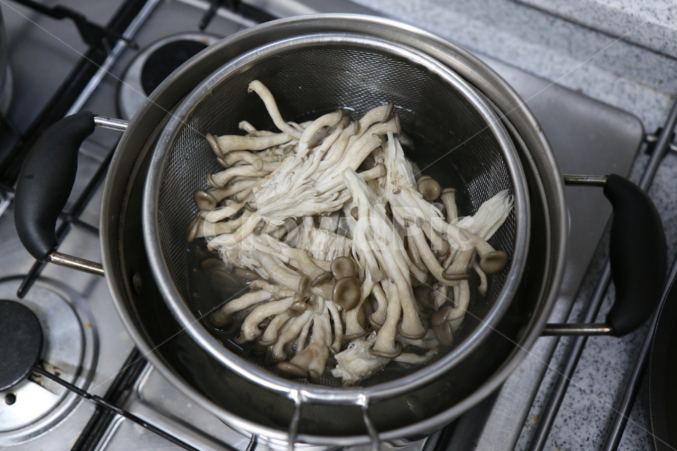 음식,food,버섯,조리,데치기,버섯데치기,느타리버섯,요리,버섯,mushroom,음식,식재료,요리,food,cook,meal,dishes,food reserves