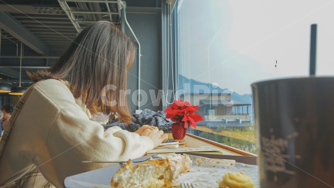 감성사진,공부,책읽는여자,여자,카페,girl,여자옆모습,자기계발,사람,인물,인간,human,person,여성,여자,woman,female,lady