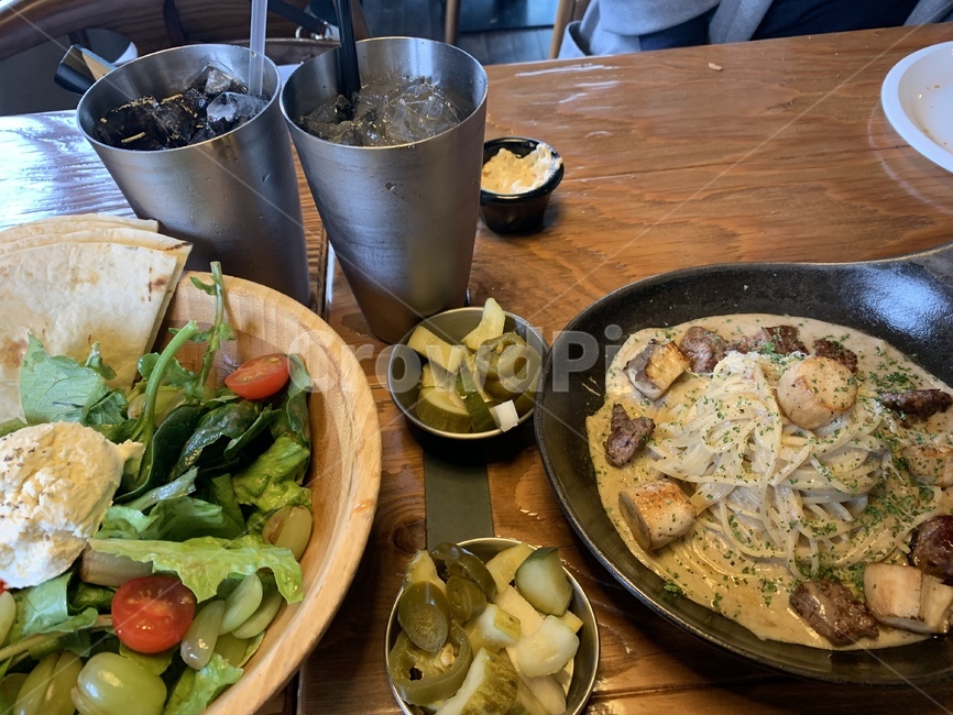 양식,샐러드,리코타치즈,치즈,스테이크,콜라,사이다,레스토랑,식당