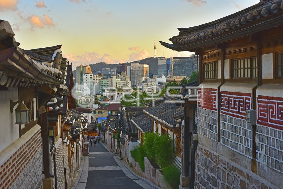 한옥마을,한국전통,북촌,전통,한옥촌,보존가옥,서울,전통패턴,기와집,집,하우스,가옥,마을,빌리지,촌락,담장,돌담도시,시티,city,traditional,house,korean,road,길,도로,언덕길,해질녘,해질무렵,노을,황혼,sunset,석양,옥외,배경,바탕,백그라운드,건물,건축물,전통가옥,건축양식,빌딩