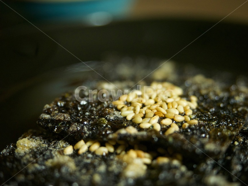 biscuits,Seaweed bugak,seaweed snacks,seaweed,crackers,seaweed crackers,cookies,food,sesame seeds,wellness,Korean food,Asian food,snacks,black food,Korea