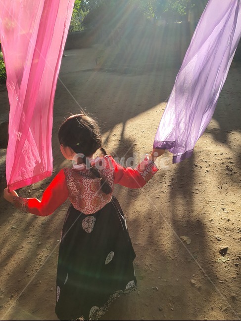 한복,아이,여자,민속촌,의복,패션,옷,의류,뒷모습,한국전통,한국문화,korean traditional,korean culture,한복,한국전통의상,hanbok,korean traditional clothes,사람,인물,인간,human,person,어린이,어린아이,child,children,kid