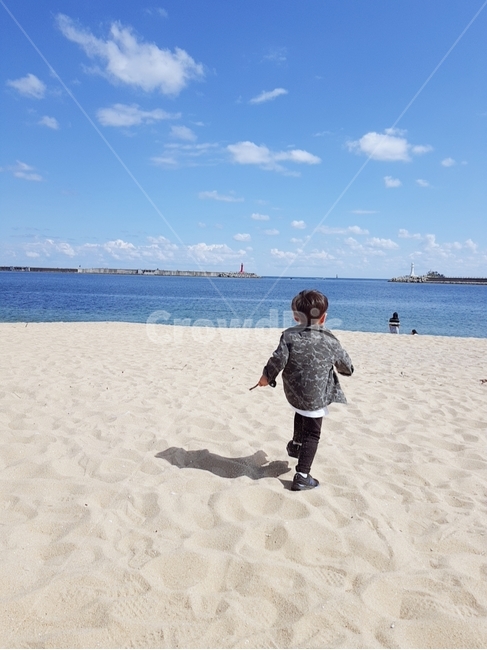 바다,모래사장,해수욕장,아이,뒷모습,해변,바다,beach,sea,사람,인물,인간,human,person,어린이,어린아이,child,children,kid