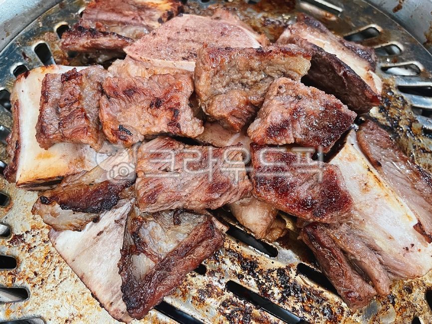 rib,beef,cow,charcoal grilled meat,charcoal fire,Seasoned ribs,Pocheon Idong Galbi,fire,Seasoned beef ribs,cooking,beef ribs,Charcoal grill,cook,Charcoal grilled ribs,food,meal,dish,meat,ribs,Lee Dong Ribs