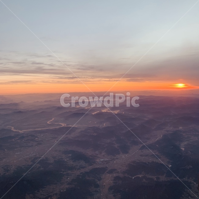 항공샷,비행기,노을,구름,선셋,하늘,항공,감성사진,풍경,sky,airport,수평선,여름휴가,저녁,일몰,햇빛,따뜻함,자연,산,주황,색감,색채,창가자리,설렘,일출,비행중,힐링