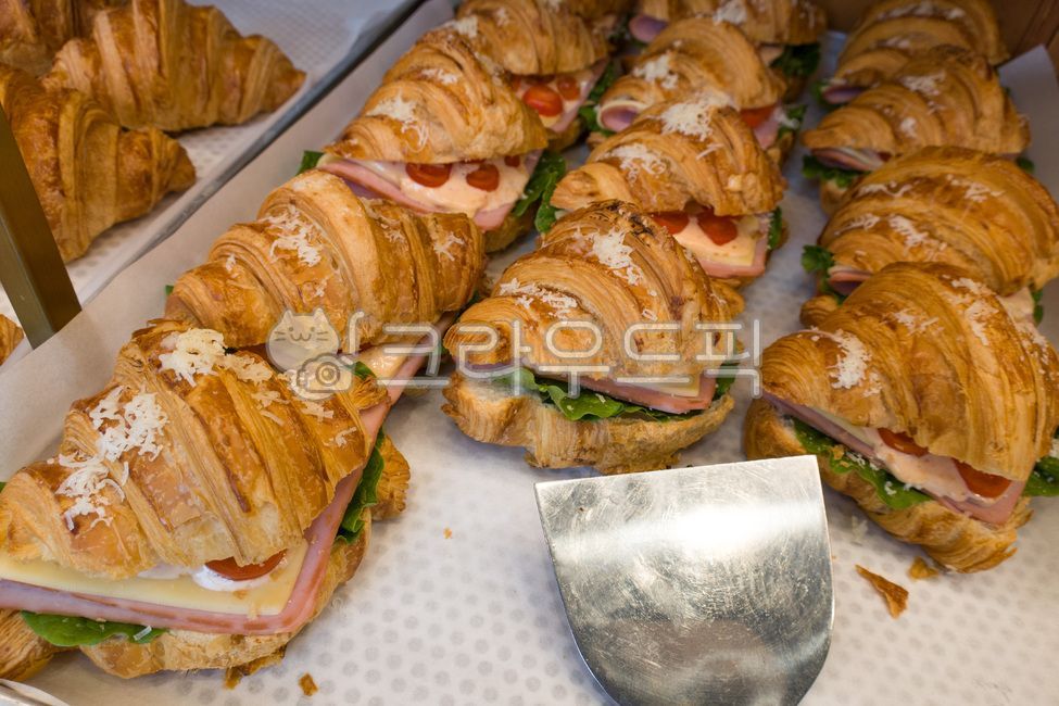 bread,bakery,sandwich,vegetable,food,pastry,cafe,dessert,Ham Cheese,croissant,Croissant Sandwich