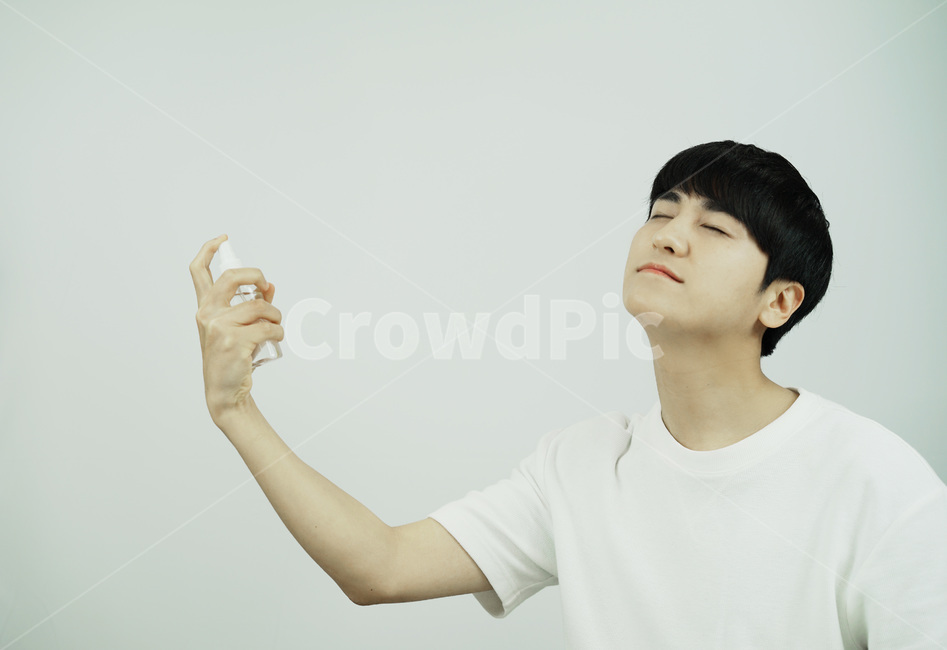 남자,뷰티,스킨케어,피부관리,화장품,beauty,skincare,cosmetic,남성,그루밍족,미스트,사람,인물,인간,human,person,남성,남자,man,male,뷰티,미용,beauty treatment