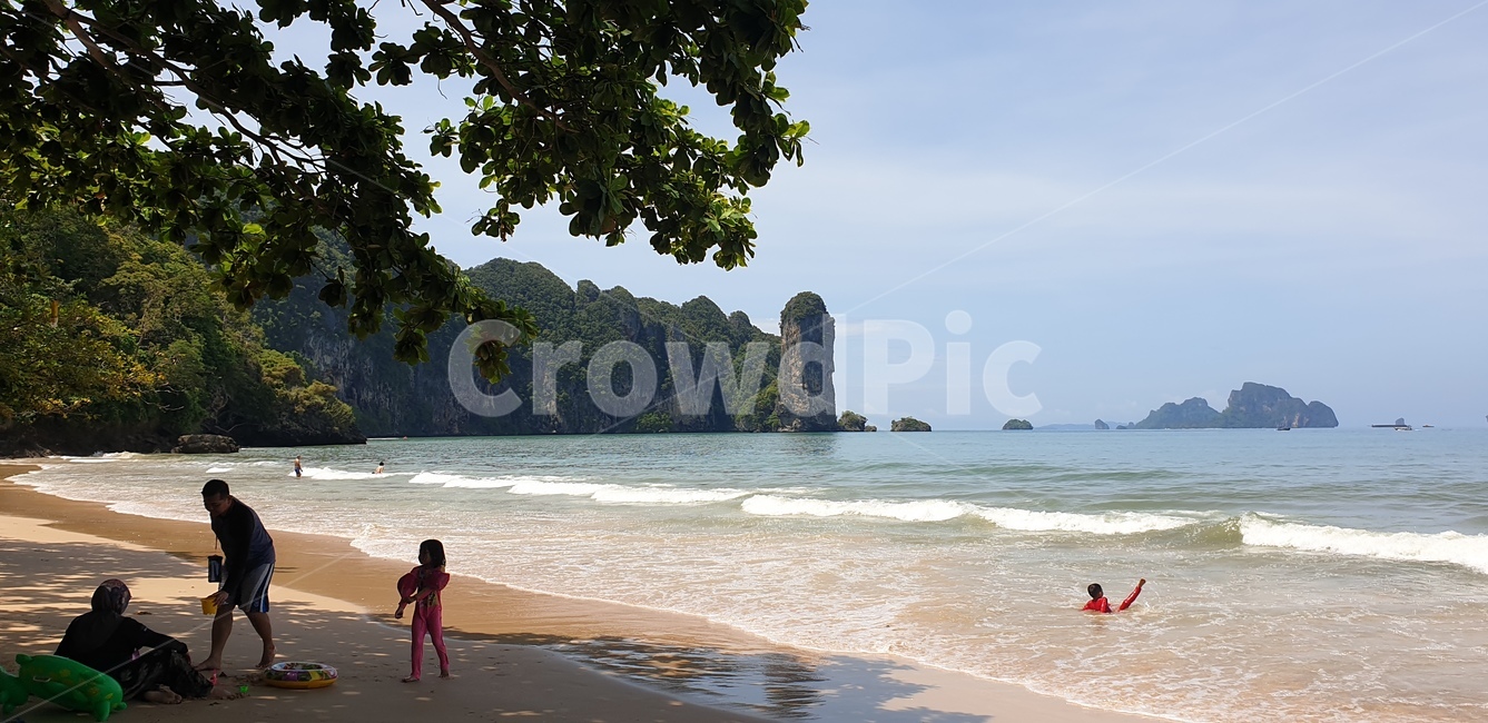 nature,자연,land,땅,outdoors,옥외,water,물,sea,바다,ocean,대양,shoreline,해안선,human,인간,person,사람,promontory,곶,coast,연안,수영,해변,바다,beach,sea