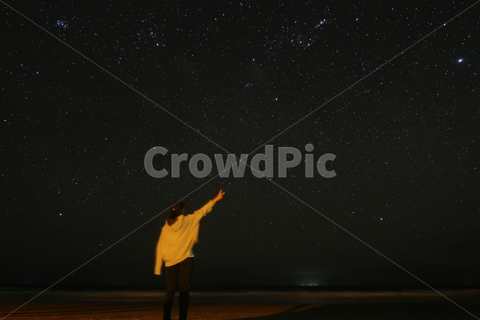 자연,outdoors,옥외,사람,별이빛나는하늘,starrysky,night,밤,우주,천문학,별,뒷모습,야경,밤,풍경,nightscape,night,landscape,사람,인물,인간,human,person,여성,여자,woman,female,lady,여행,휴가,traveling,vacation,trip,nature,astronomy,universe,starry sky,별이 빛나는 하늘,outer space,대기권 밖