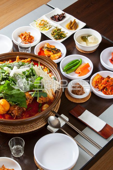 pepper,tray,Spoon holder,Chicken dishes,chicken,local food,Rattan,Chicken doritang,green onion,bamboo tray,potato,bamboo stand,Korean food,rattan support,plate holder,rattan tray,Altarimu,mushroom,delicacy,kimchi,folk food,Korean,Native Chicken Bokkeumtan