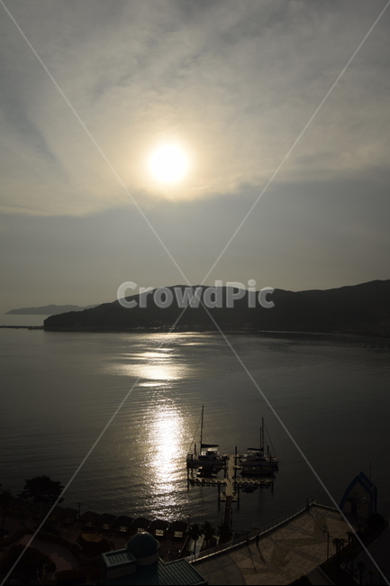 태양,바다,산,물,요트,선착장,구름,일몰,sun,sea,mountain,island,water,yacht,port,cloud,sunset,석양,풍경,landscape,자연,풍경,nature,landscape,vehicle,차량,watercraft,선박,transportation,교통