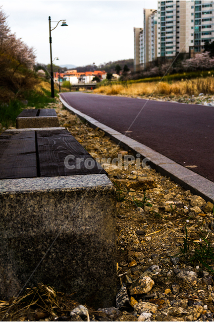 배경,휴식,의자,산책,도로,road,도시,풍경,city,landscape,한국도시풍경,한국도시경관,korea cityscape,고독함,외로움,쓸쓸함,우울함,슬픔,lonely,solitary,asphalt,아스팔트