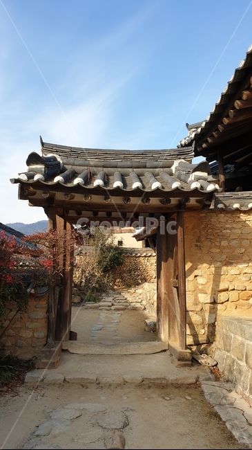 기와,옛날집,기와집,한옥,architecture,건축물,building,건물,한지문,와송,patio,안마당,지붕,한국전통,한국문화,korean traditional,korean culture,건축물,건물외관,exterior,building,structure,architecture,construction
