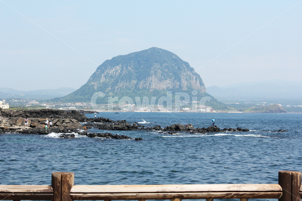 한국,대한민국,제주도,섬,성산일출봉,산,난간,울타리,나무기둥,나무,암벽,바다,오션,물,푸른바다,먼산,자연,바위,돌,제주바다,풍경,해안가,바닷가,해변,제주,자연,풍경,nature,landscape,제주도,jeju,jeju island,outdoors,옥외,land,땅,promontory,곶,ocean,대양,water,sea,shoreline,해안선