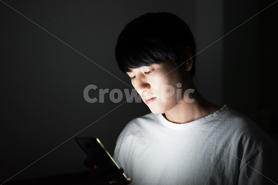 중독,게임중독,스마트폰중독,스마트폰,남자,밤,어둠,빛,전자파,게임,밤샘,addiction,smartphone,game,man,night,light,electromagnetic,사람,인물,인간,human,person,남성,남자,man,male,정보통신기술,전자기기,전자제품,it,information,technology,electronic equipment