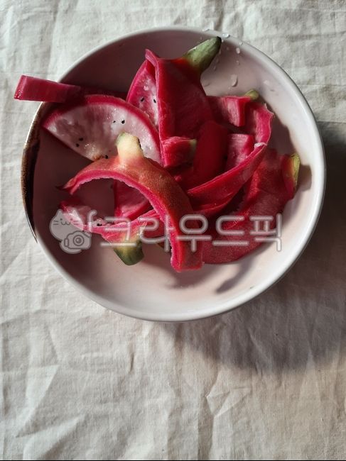 food,음식,껍질,용과,껍데기,과일껍질,용과껍질,용과껍데기,접시,그릇,plate,린넨천