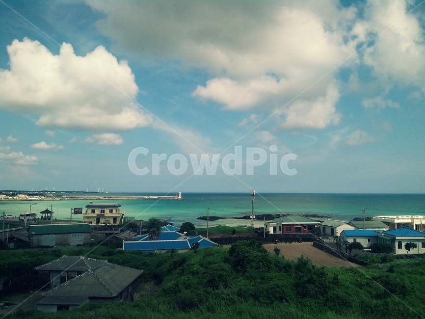 해변,돌,바위,바다,섬,제주,길,물,여행,하늘,파랑,파란색,제주도,집,초록,구름,시골,감성,색채,색감,색상,힐링,여유,제주도,jeju,jeju island,시골,마을,풍경,landscape,country,rural,town