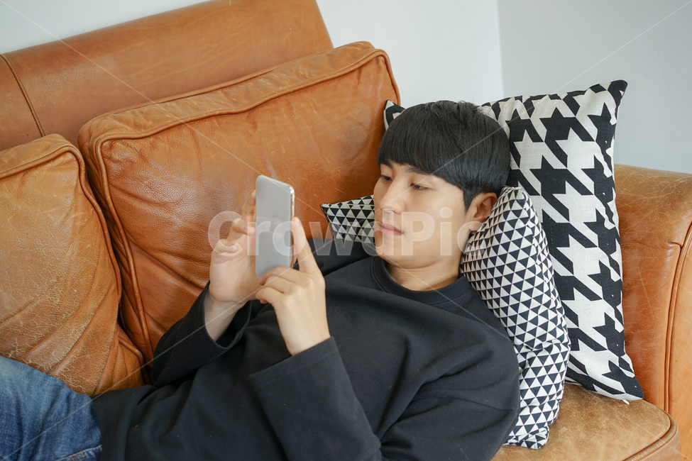 쇼파,소파,휴식,남성,남자,거실,휴일,sofa,실내,쿠션,rest,가구,핸드폰,모바일,휴대폰,사람,인물,인간,human,person,남성,남자,man,male