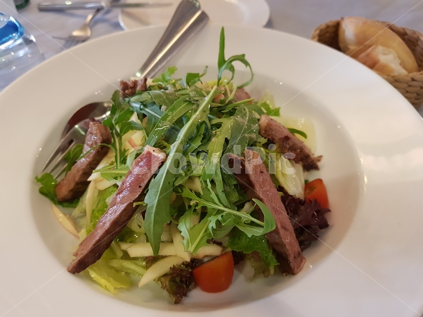 샐러드,녹색채소,채소,야채,비프샐러드,beef,beefsalad,vegetable,food,salad,음식,green,녹색,식사,나무테이블,건강,health,웰빙,초록색,신선한,헬스케어,헬스,healthcare