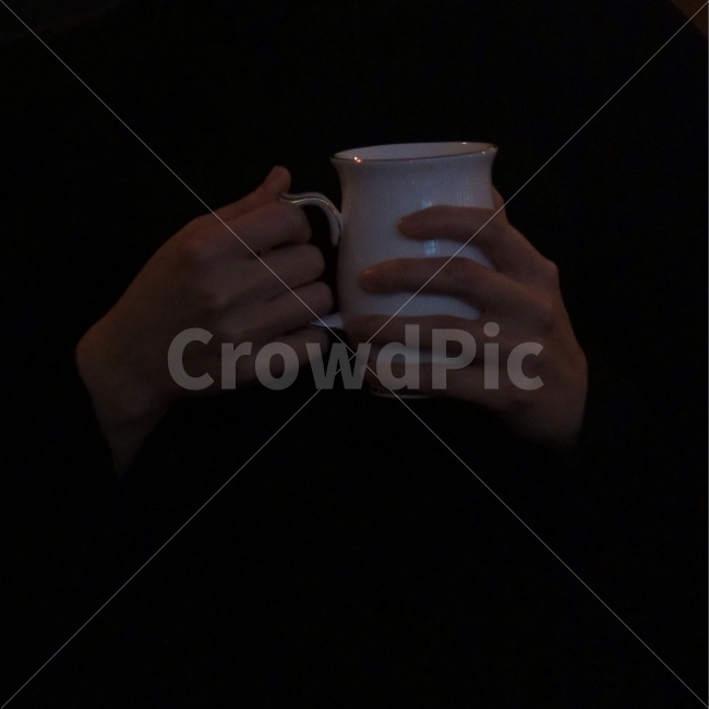 손,손가락,손사진,커피,밤,어둠,사람,인물,인간,human,person