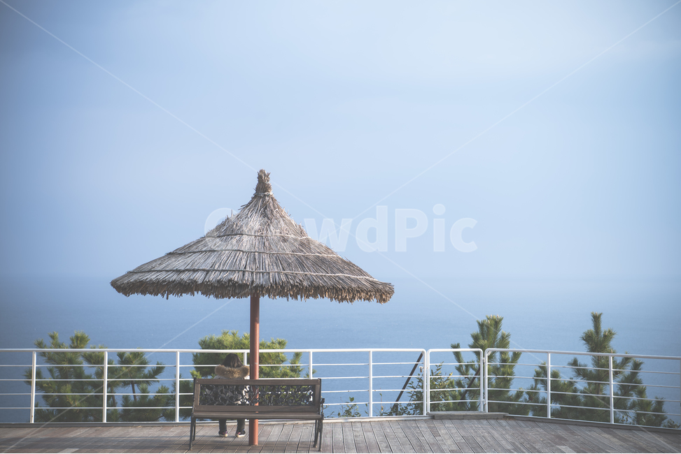 썬크루즈공원,파라솔,바다,겨울바다,외로움,솔로,sea,parasol,beach,해변,겨울여자,자연,풍경,nature,landscape,사람,인물,인간,human,person,여성,여자,woman,female,lady,railing,난간