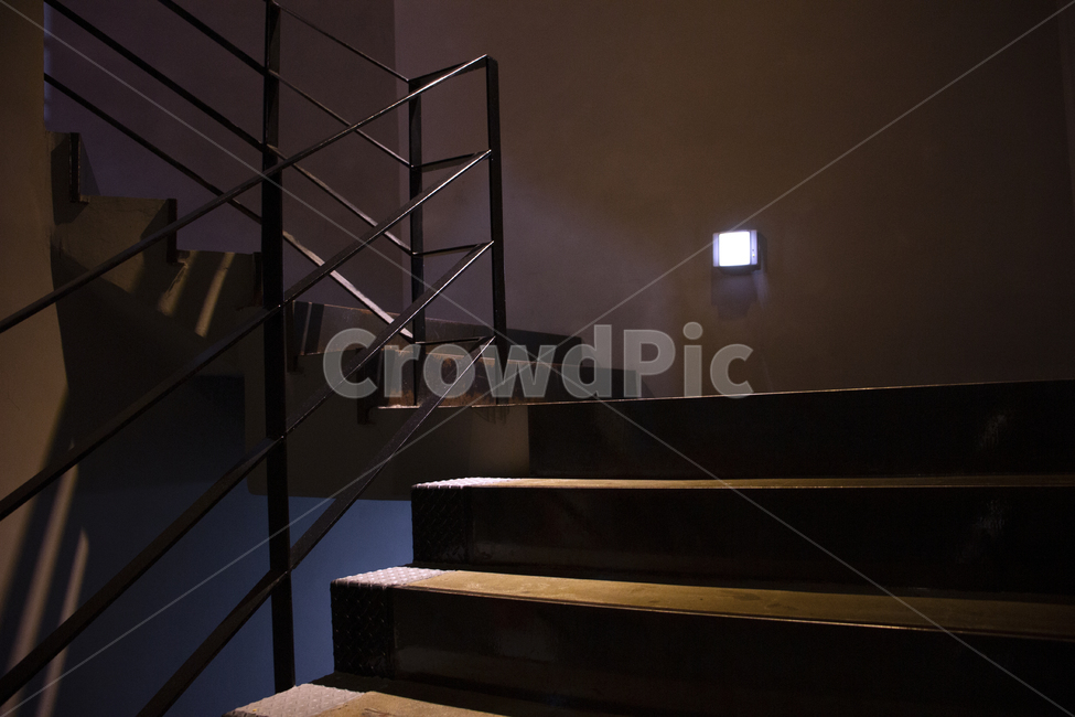 계단,staircase,난간,handrail,banister,어둠,조명,밤,저녁,감성,도시,건물