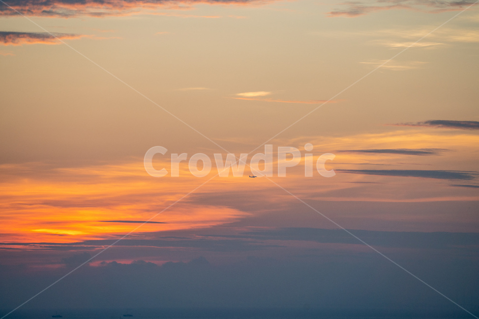 노을,비행기,해질녘,구름위,하늘,감성사진,자연,풍경,nature,landscape,outdoors,옥외,dusk,황혼,sunset,일몰,sky,dawn,새벽,red sky,붉은 하늘
