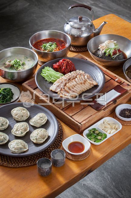 보쌈,수육,보쌈수육,보쌈김치,돼지고기,돼지수육,고기,목살,목살수육,만두,고기만두,김치만두,한국음식,한국음식점,야채만두,수제만두,손만두,한국요리,맛집,먹거리,식당,한식,한정식,전통음식,전통,갈비탕,갈비,대파,돼지고기수육,식사,전통요리,육개장,해장국,함흥냉면,물냉면,냉면육수,비빔냉면,소스,트레이,원목트레이,접시받침,회냉면,요리,먹방,마늘,고추,food,냉면