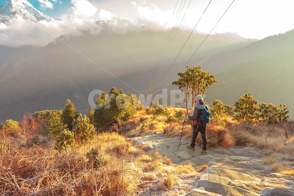 person,사람,human,인간,outdoors,옥외,등산,트레킹,여행,구름,산,mountain,등산로,햇빛,일출,sunrise,cloud,아침,morning,풍경,자연,풍경,nature,landscape,사람,인물,인간,human,person