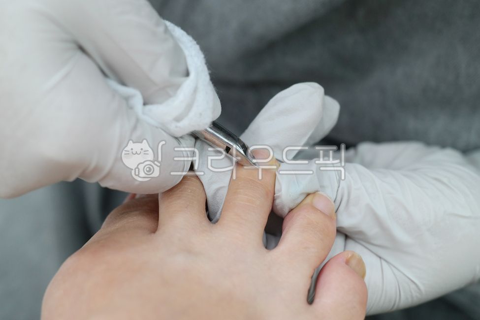 페디큐어,발관리,족집게,발톱,미용,맨발,여자발,발,발가락,패디큐어,관리,풋케어,여성,여자,뷰티,사람,장갑,라텍스,클로즈업,도구,장비,pedicure