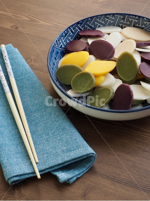 가래떡,떡국떡,떡,오색,오색떡국떡,설날음식,명절음식,오래된,식품및음료,한국음식,한국문화,음식,동아시아문화,건강한식생활,웰빙,문화,아시아,아시아음식,흰색,대한민국,접시,모양,전통,한국,설날,젓가락,한국전통,한국문화,korean traditional,korean culture,음식,식재료,요리,food,cook,meal,dishes,food reserves,한식,한국음식,한국요리,korean food,korean dishes,korean meal,korean cook