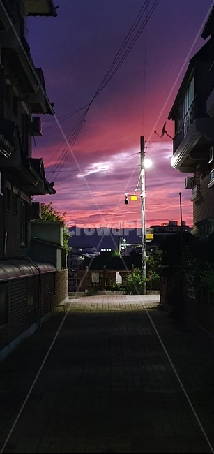 골목길,야경,붉은하늘,하늘,sky,골목,가로등,난간,춘천,춘천골목길,구름,노을,야경,밤,풍경,nightscape,night,landscape