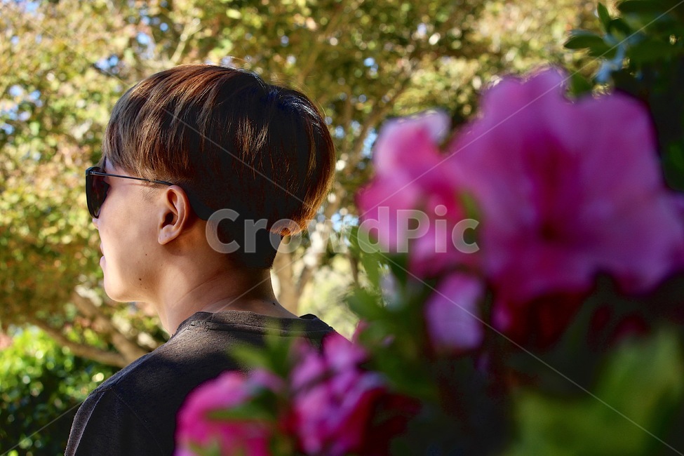 남자뒷모습,머리뒷모습,꽃과남자,먼산보는사람,남자사람,남성,남자,man,male