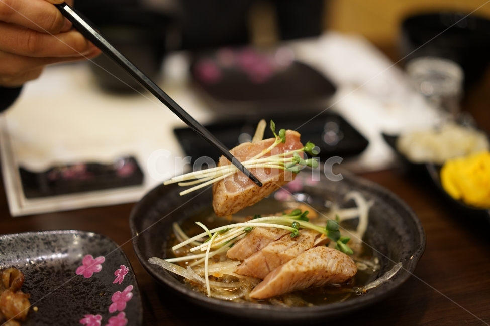 생선,회,참치,다다끼,다다키,음식,술안주,안주,술자리,무순,식사,모임,만남,참치회,푸드,접시,젓가락,일식,먹방,음식,식재료,요리,food,cook,meal,dishes,food reserves,수산물,해산물,fishery products,seafood,일식,일본음식,일본요리,Japanese food,Japanese dishes,Japanese meal,Japanese cook
