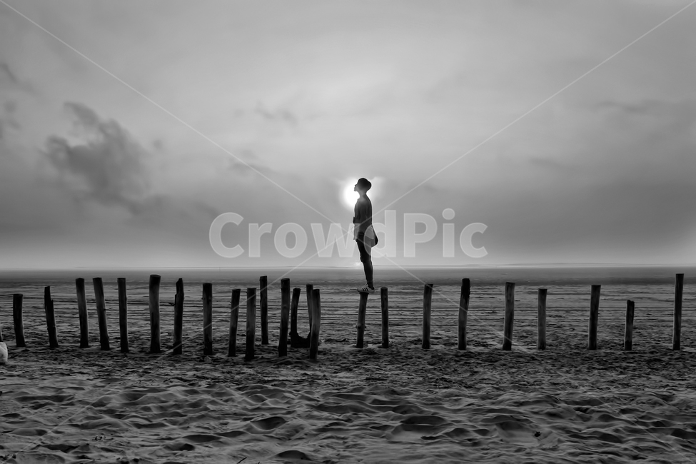 감성사진,감성,흑백사진,흑백,실루엣,그림자,사람,인물,인간,human,person,인물실루엣,사람실루엣,character silhouette,human silhouette,감성,sensible,feeling,고독함,외로움,쓸쓸함,우울함,슬픔,lonely,solitary,흑백,모노톤,monochrome,black and white,water,물,waterfront,워터 프론트,port,포트,pier,교각