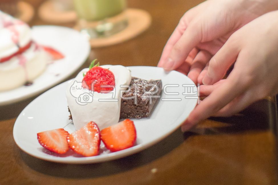 브라우니,케이크,초코케이크,카페,제과,제빵,초코,초콜렛,음식,디저트,식재료,요리,간식,후식,딸기,딸기브라우니,food,cook,meal,dishes,foodreserves,dessert,snack,chocolate,brownies,strawberry,strawberrybrownies,음식,식재료,요리,food,cook,meal,dishes,food reserves,디저트,간식,후식,dessert,snack