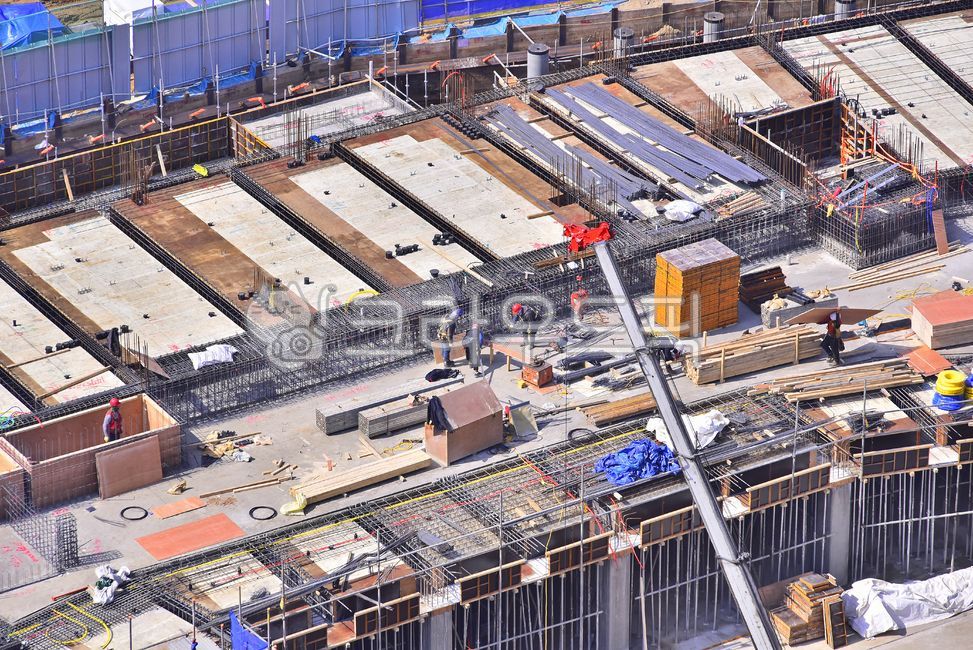 건설현장,건축현장,기계,건설크레인,constructioncrane,기초공사,작업,노동,개발,건설업,건축업,현장,작업장,비계,파이프,토목공사,철골,아시바,파랑색,배경,흙,industrial,대지,땅,바탕,백그라운드,야외,옥외,construction,산업,인부,노동자,사람,person,인간,human,크레인