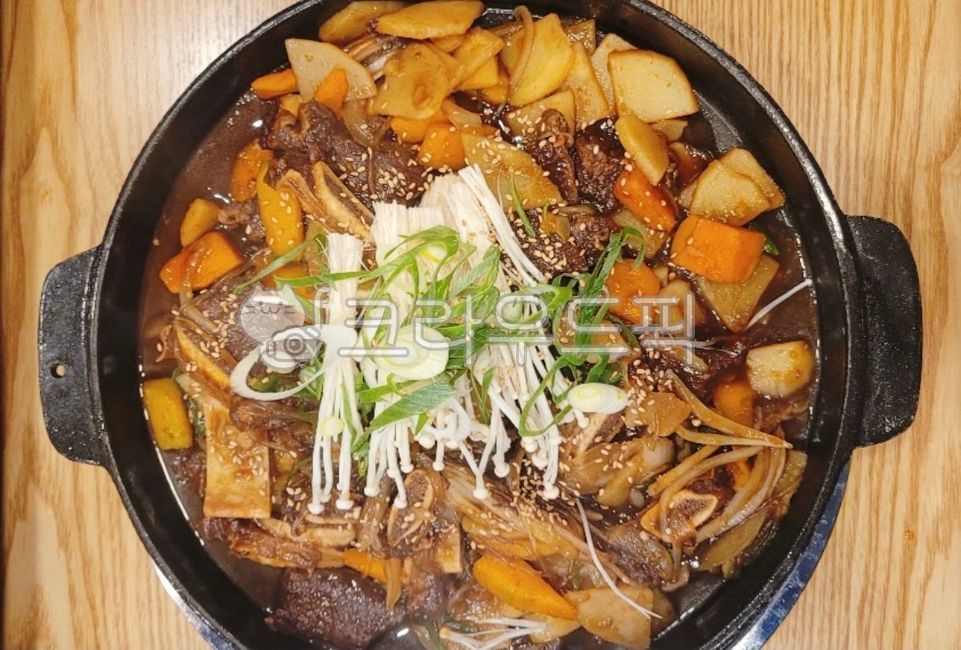 소갈비찜,갈비찜,갈비,소갈비,찜,찜요리,소고기,소,고기,육류,야채,당근,채소,음식,요리,식사,식재료,먹방,밥도둑,감자,팽이버섯,양파,파,food,dish,cook,meal,meat