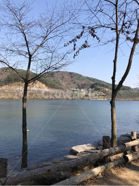 햇살,따스한,봄날,호수,춘천호수,남이섬,먼산,잎이없는,나뭇가지,나들이,풍경