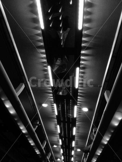 버스,천장,조명,흑백,여행,교통,교통수단,traffic,transportation,handrail,난간,banister,corridor,복도,lighting