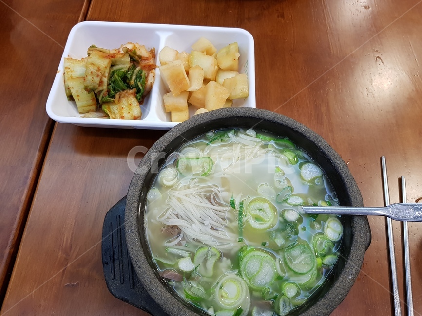 설렁탕,따뜻한국물,파,김치,음식,깍두기,국물,음식,식재료,요리,food,cook,meal,dishes,food reserves,한식,한국음식,한국요리,korean food,korean dishes,korean meal,korean cook