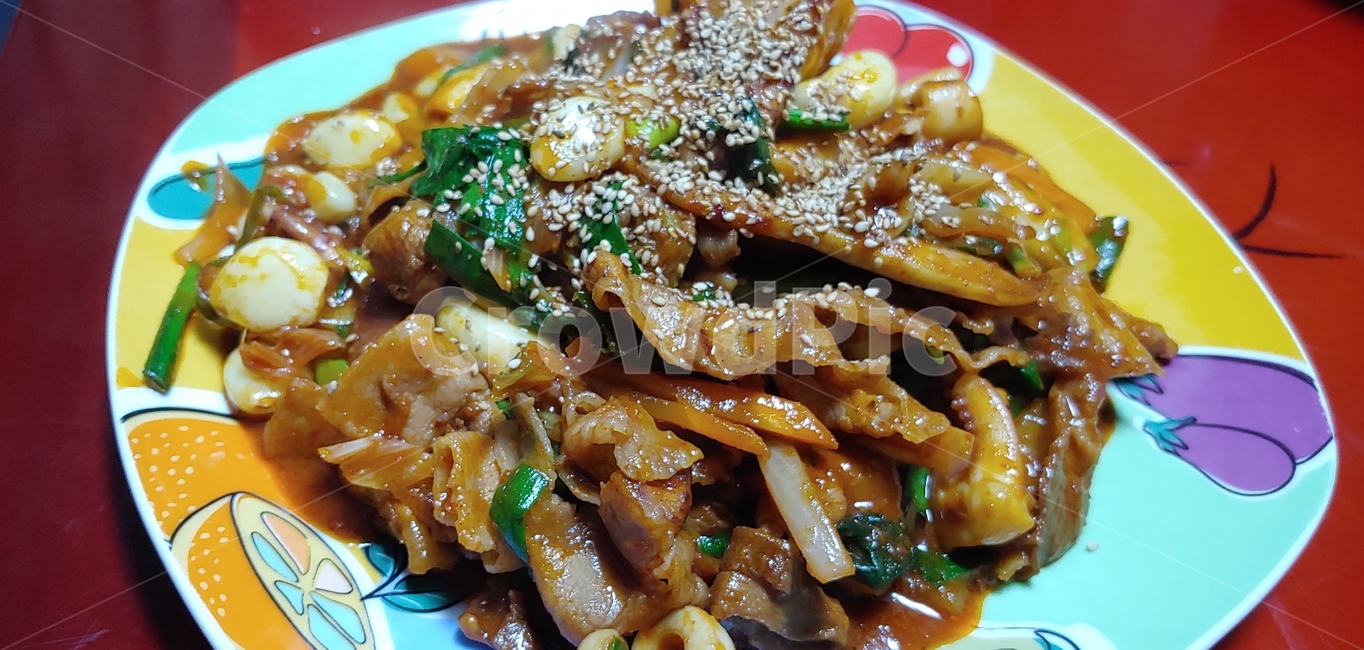 엄마밥,손맛,접시,오징어,삼겹살,불고기,오삼불고기,마늘,통깨,양파,당근,부추,음식,참깨,양념,sesame,food,seasoning