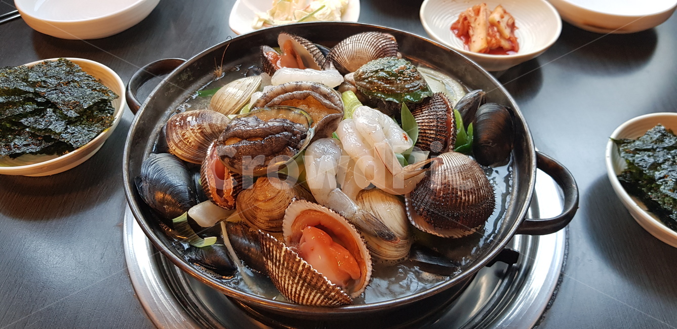 해물탕,해물,해산물,조개탕,조개,전복,점심,점심밥,음식,새우,해물찜,탕요리,탕,해물찌개,보양식,꼬막,점심메뉴,몸보신,산해진미,음식,식재료,요리,food,cook,meal,dishes,food reserves,수산물,해산물,fishery products,seafood,한식,한국음식,한국요리,korean food,korean dishes,korean meal,korean cook