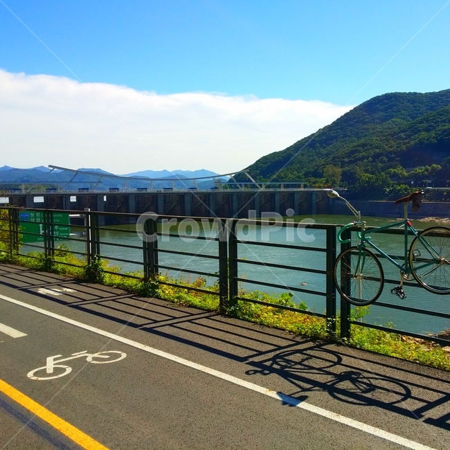자전거,bicyle,wheel,바퀴,난간,산,강,댐