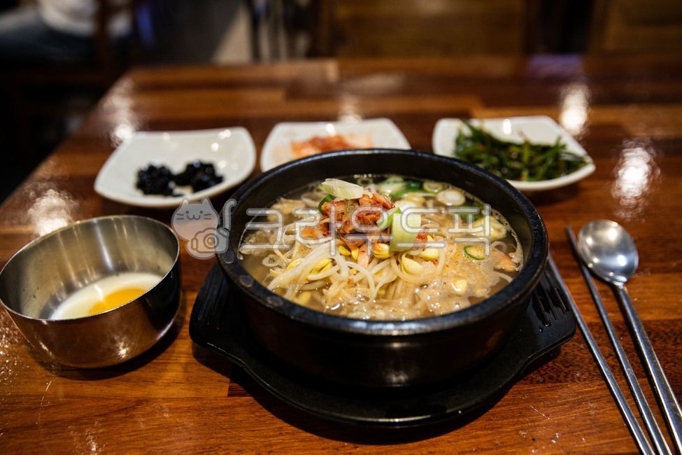 Bean Sprout Gukbap,soup,Bean sprouts,egg,clear food,beansproutssoup,green onion,koreantraditionalfood,Korean traditional food,clearfood,greenonion,beansprouts,earthen pot,earthenpot