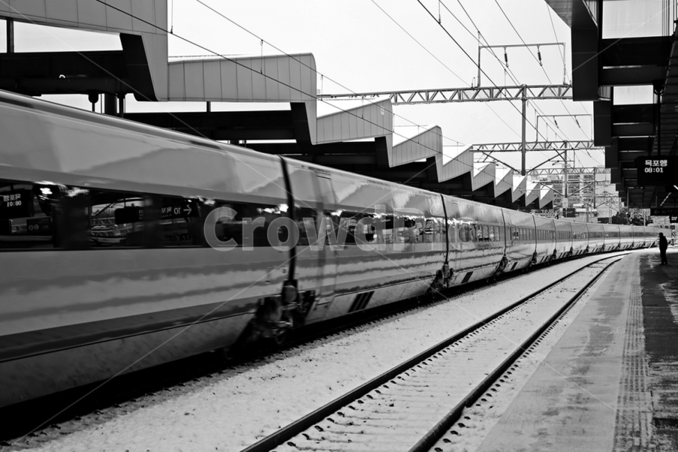광주송전역,출근길,목포행열차,기차여행,ktx,흑백,모노톤,monochrome,black and white,교통,교통수단,traffic,transportation,vehicle,차량,train,기차,train track,기찻길,rail,레일,railway,철도