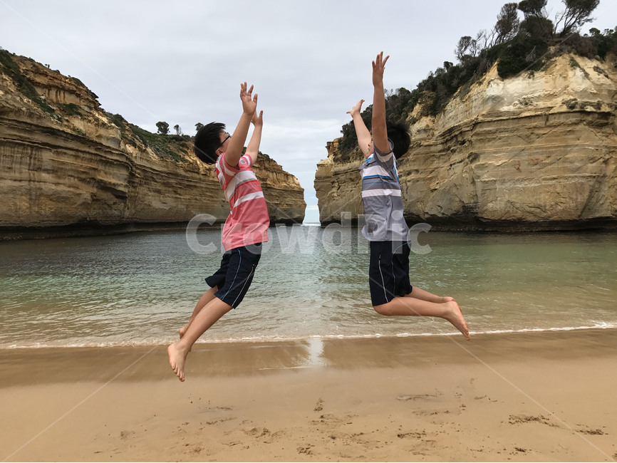 야크로드협곡,만세,멜버른,호주,야호,해변,바다,beach,sea,해외,외국,세계,foreign,oversea,world,사람,인물,인간,human,person,어린이,어린아이,child,children,kid,감정표현,기분,feeling,emotion,친구,우정,friendship,companion,여행,휴가,traveling,vacation,trip